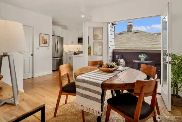Charming dining space, light and bright!
