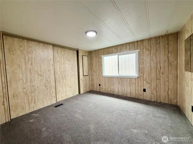 Guest bedroom.