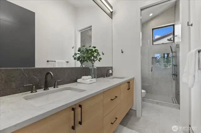 Primary bath off Primary bed