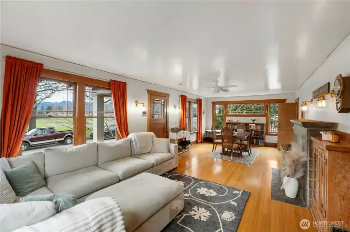 Comfortable living and dinging area with ample space.