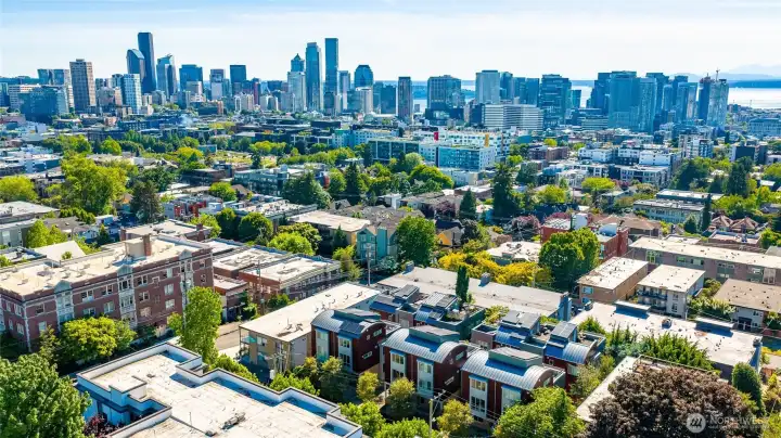 Convenient location to local neighborhoods and downtown Seattle