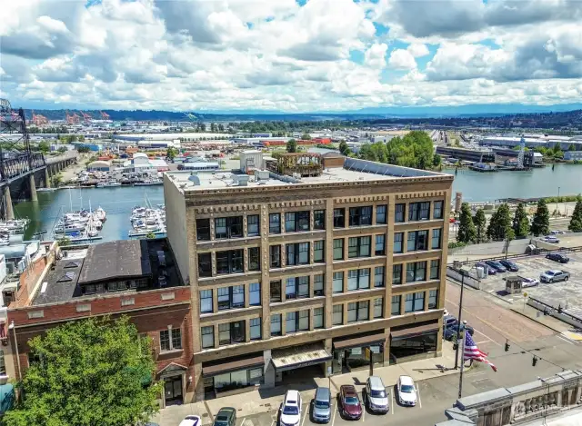 Welcome to the classic and historic Cliff Street Lofts located in downtown Tacoma. This one-bedroom condo boasts a southern exposure, providing a stunning view of Mt. Rainier on sunny days. The location is ideal for those seeking adventure and convenience, with easy access to various dining options, lively bars, entertainment venues, and the scenic Thea Foss Waterfront. It's a perfect spot for urban explorers looking to surround themselves with the delights of city living.