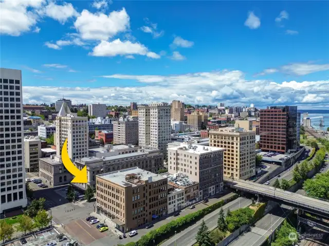 Live in the heart of the city with easy access to the Tacoma Link Light, buses, and I-5. This highly walkable area offers the best of city living