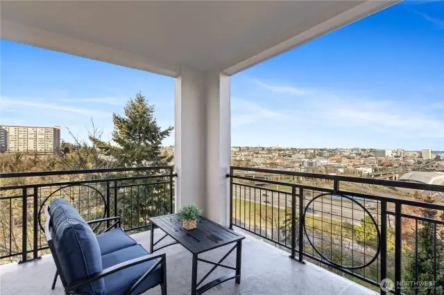 Wrap-Around Deck – VIP Sunset Views & City Lights After Dark!