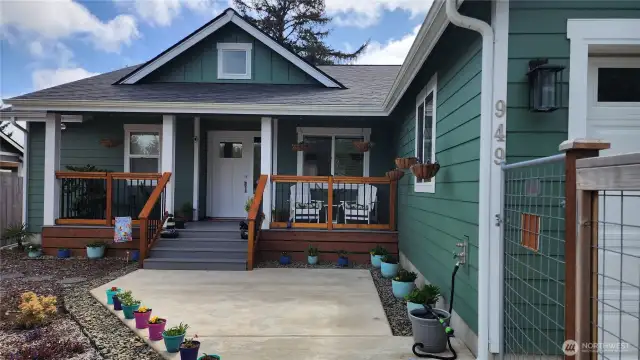 Sit on your front deck and enjoy the deer and the birds!  Front is fully fenced.