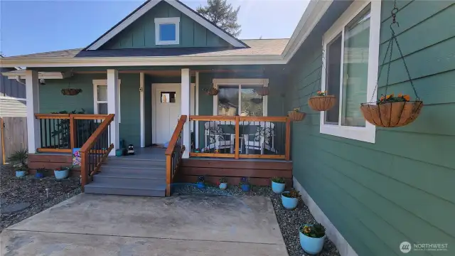 Sit on your front deck and enjoy the deer and the birds!  Front is fully fenced.
