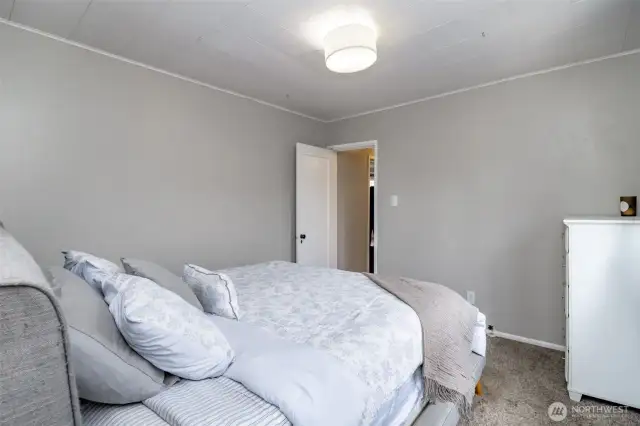 Cozy, calm, and carpeted wall-to-wall—this bedroom gives you comfort without feeling cramped. It’s the kind of space that makes a house feel like home.