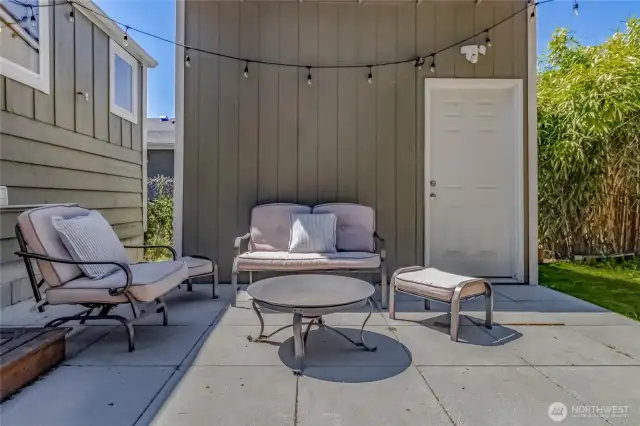 Look how cozy this looks?  Can't you picture relaxing here in the evening??