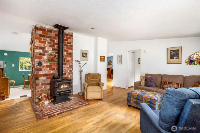 Living room w/ fireplace
