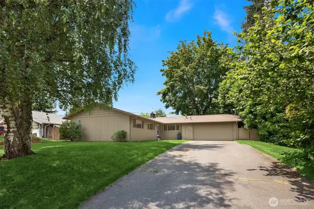 Welcome to this well maintained rambler on a large lot on a quiet flat street in Newcastle.