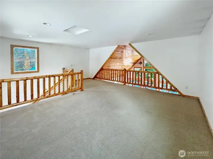 Loft bonus room, overlooking the greatroom.  Great flex space!