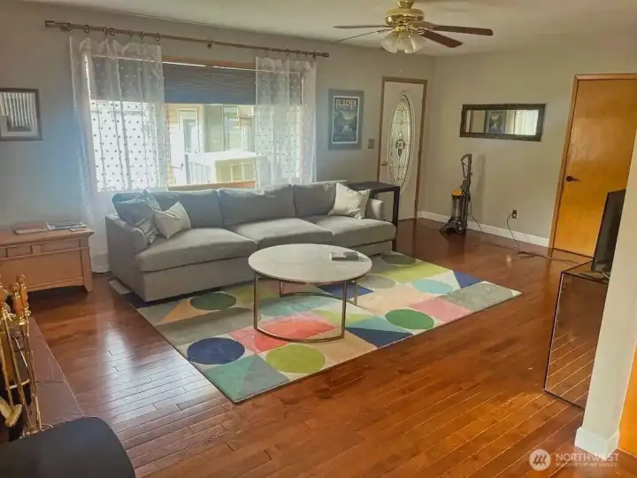 Living room. *Current photos unavailable due to tenancy restrictions.