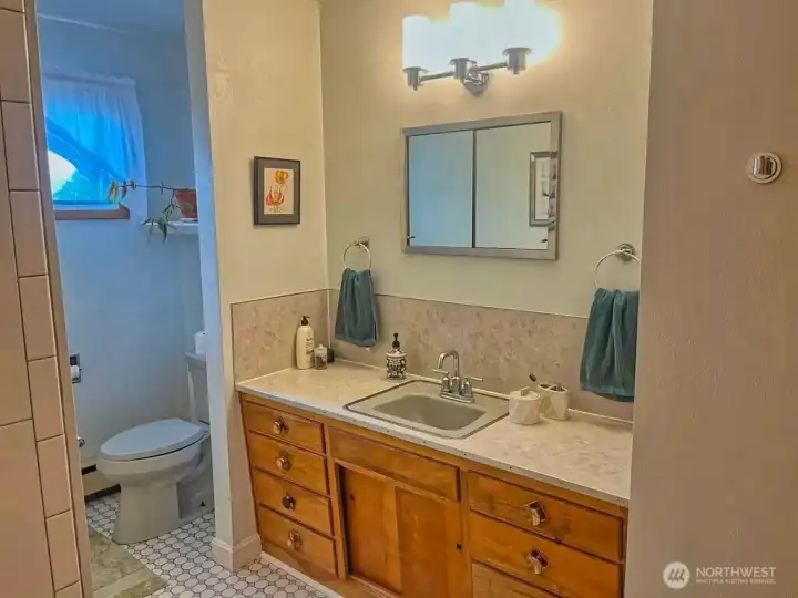 Bathroom. *Current photos unavailable due to tenancy restrictions.