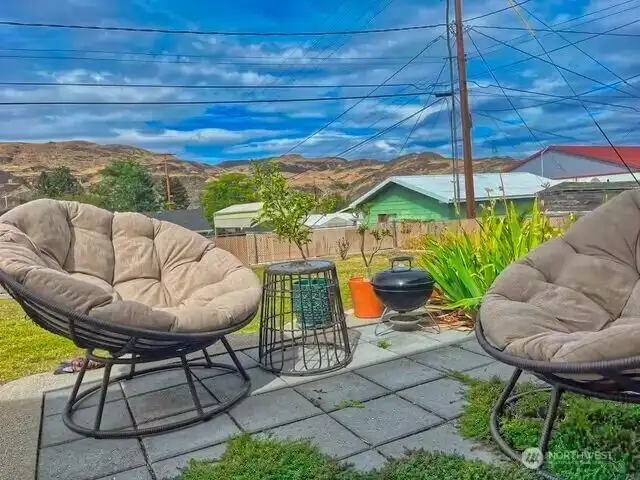 Back yard patio. *Current photos unavailable due to tenancy restrictions.