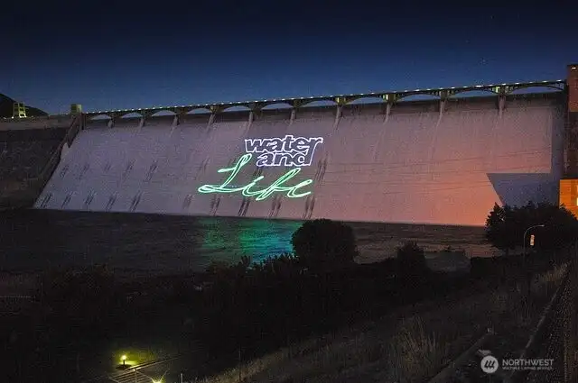 Enjoy the seasonal "One River, Many Voices" laser light show nightly from Memorial weekend thru end of September.