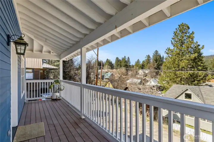 Nice covered front porch area showcases views of downtown Roslyn & the mountains beyond!