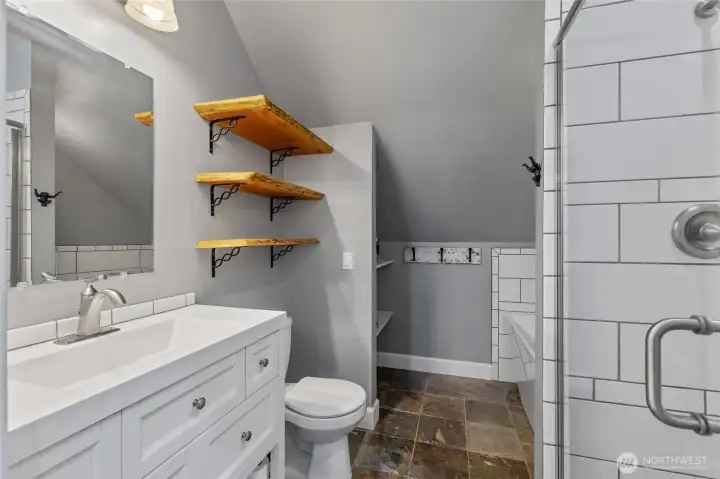 Lovely upstairs full bath