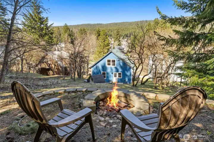 Imagine spending a day at the Farmer's Market or taking in a movie at the Roslyn Theater, then coming home to your peaceful private backyard!