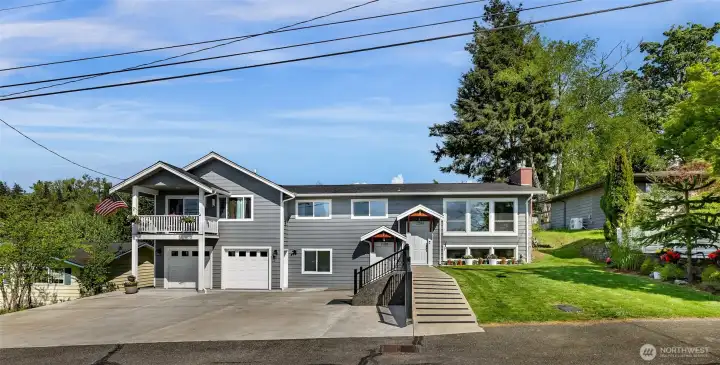 Welcome to 2128 St Clair Street - located in quiet, settled neighborhood close to amenities, parks and trails.