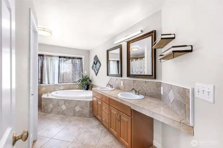 5 piece ensuite, dual vanity and soaking tub