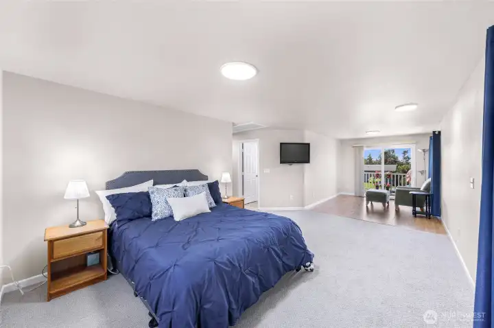 Plenty of space for king sized bed, sitting room, office space or even relaxation or workout space