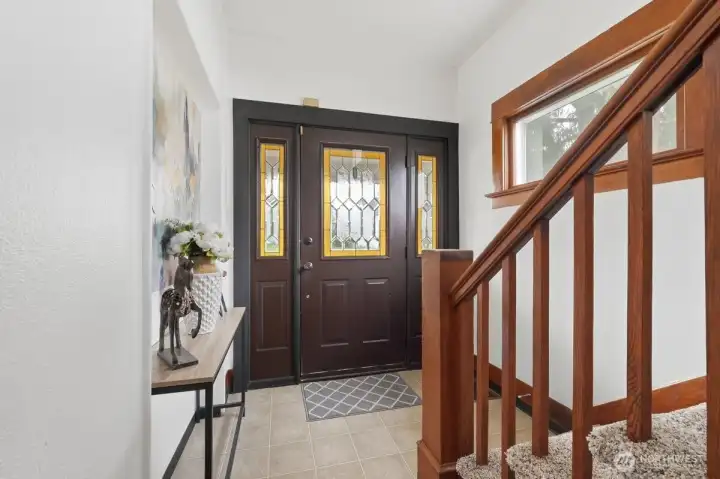 Nice Entry, Lots of Light & Bright Space!