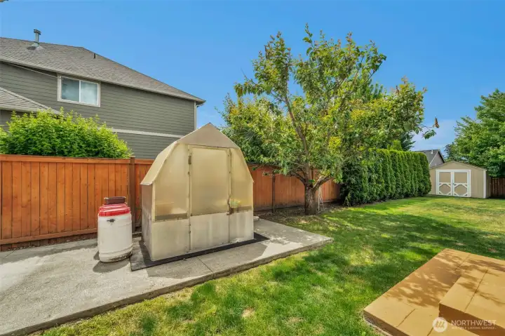 Greenhouse and garden space provide the perfect opportunity for gardening enthusiasts to grow their favorite plants and vegetables. Greenhouse and garden space provide the perfect opportunity for gardening enthusiasts to grow their favorite plants and vegetables.