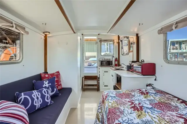 Whether you're looking for a cozy weekend retreat or a unique way to enjoy Seattle’s waterfront, this tiny houseboat on the peaceful Westlake side of South Lake Union is ideal.