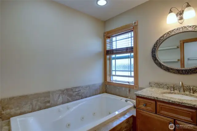Ensuite bathroom to primary bedroom (Bathroom 3)