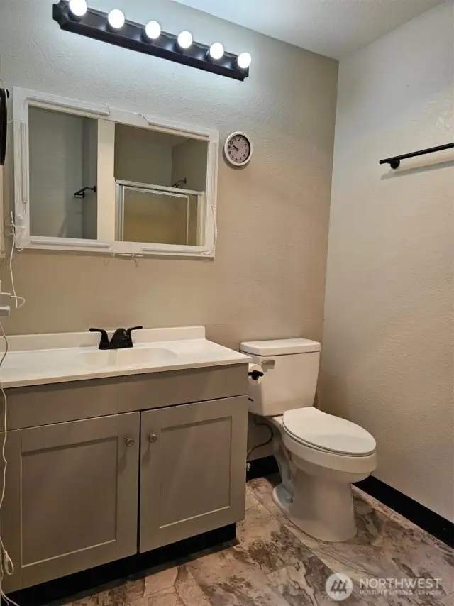 2nd bedroom bath