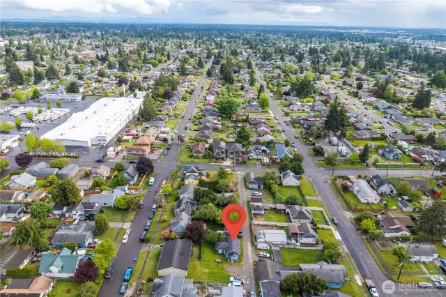 Perfectly placed in the heart of Tacoma, this overhead view showcases just how conveniently located the home is—tucked away on an alley yet moments from shops, dining, and amenities. Enjoy easy access to I-5, schools, and public transportation while living in a vibrant residential neighborhood.