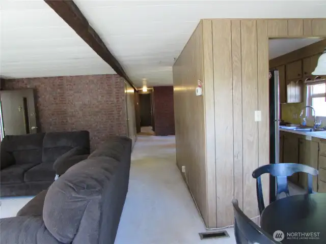 SPACIOUS HOME W/ LARGE LIVING & FAMILY ROOMS, KITCHEN ACCESS TO RIGHT OFF DINING ROOM AREA.