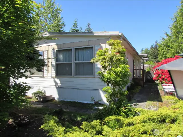 space rent is $815 p/m, ACCESS TO GATED BACK YARD FROM SIDE OF HOME.