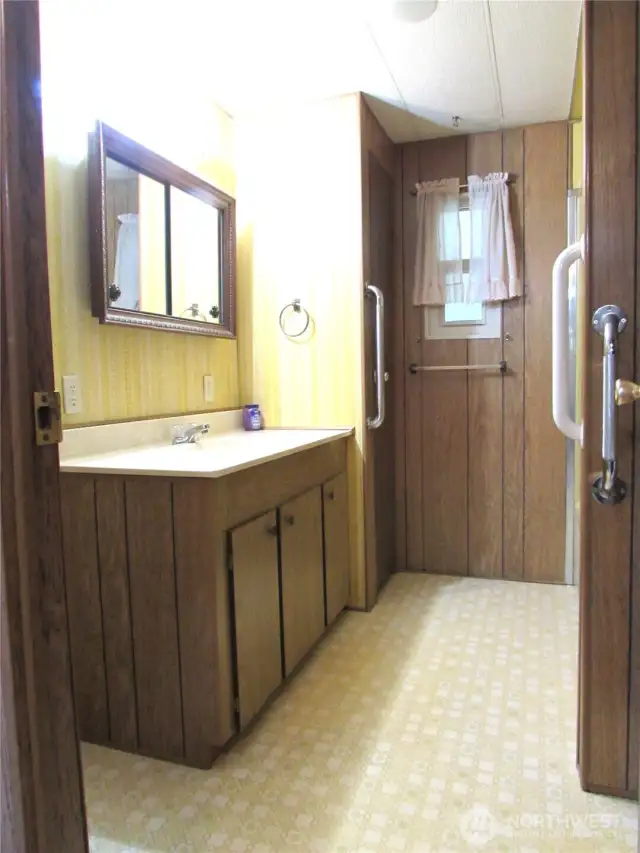 LARGE MAIN BATH W/ TUB & SHOWER.