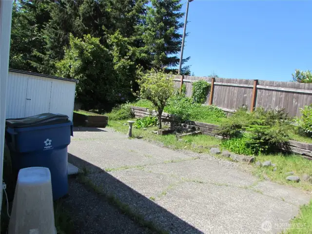 GREAT SOUTHERN EXPOSURE, FULLY FENCED FOR A PET TO ACCESS FROM UTILITY ROOM DOOR.