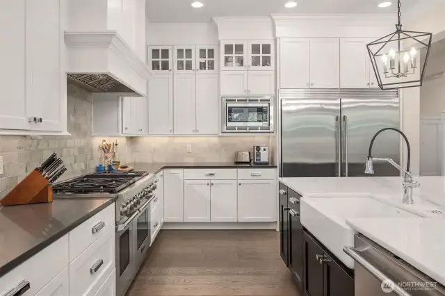 This kitchen doesn’t just bring the heat—it brings the space. With a full-size fridge ready for family feasts and a six-burner range that says, “Go ahead, host Thanksgiving,” this setup was built to handle real life in style.