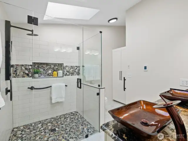Primary en-suite with custom tile shower