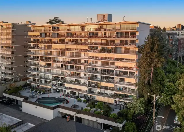 This rarely available 8th-floor corner unit offers a stunning, unobstructed panorama: downtown Seattle, the Space Needle, Puget Sound, the Olympic Mountains, and all the way north to Lake Union.