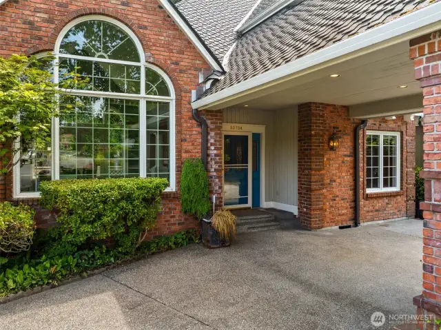 Welcome to your own elegant drive through porte-cochère!
