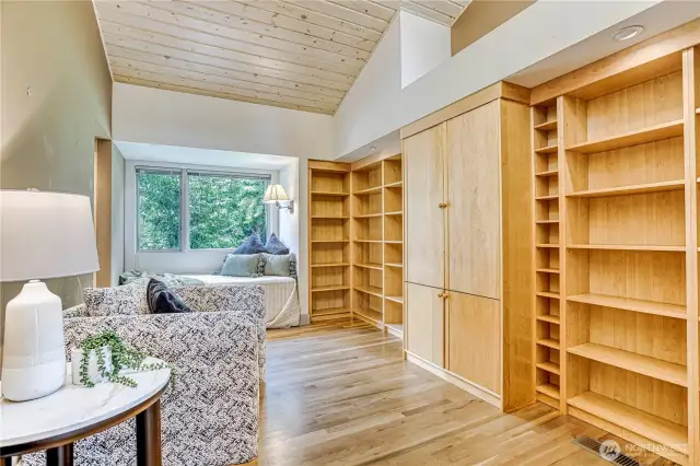 den/office w custom built ins