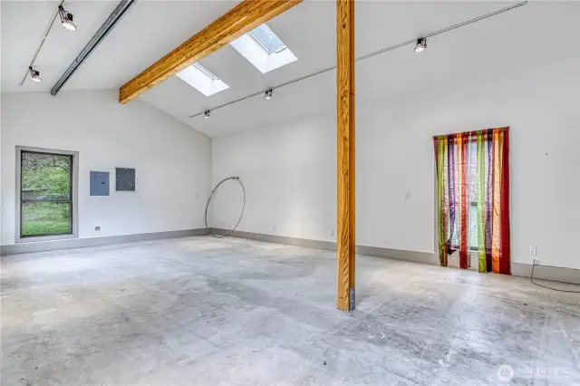 detached art studio/flex space
