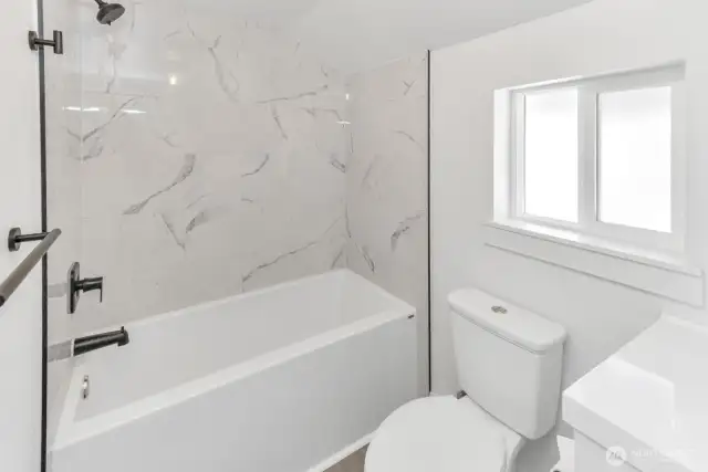 En-suite full bathroom