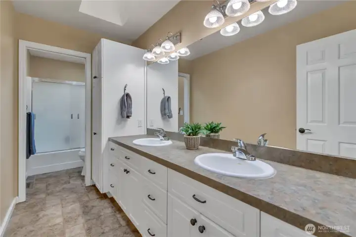 Upstairs Full Bathroom