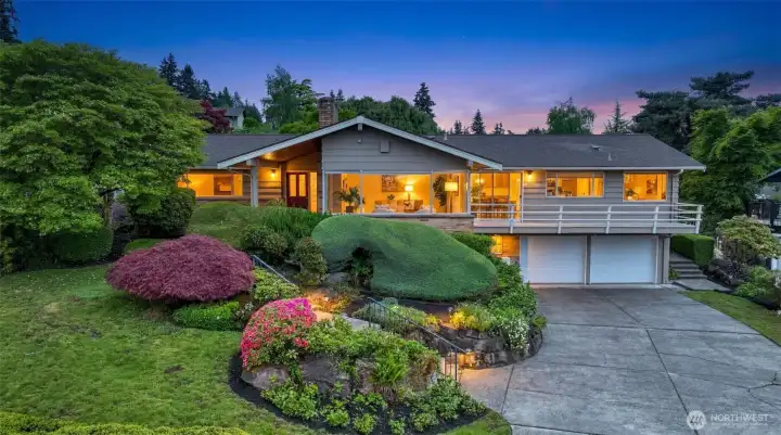 Set in Kenmore’s coveted Uplake neighborhood, this mid-century modern home captures sweeping 180° views of Lake Washington, Inglewood Golf Club, and a lifestyle that’s hard to find today.