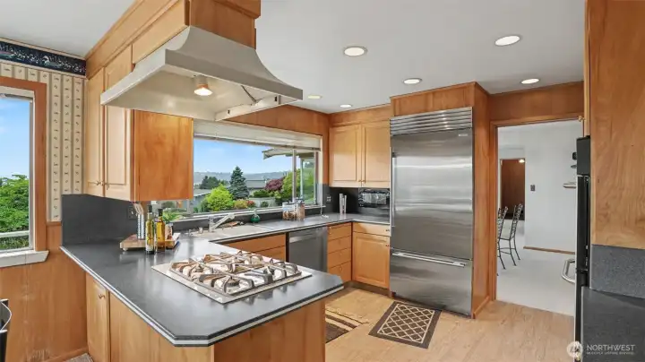 Breakfast nook for more casual dining, but it still has a view.