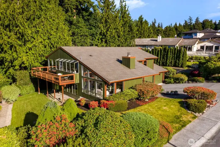 Beautiful Boulevard Bluffs home in an amazing community, nestled in a park like setting.  Just the drive in and out of the neighborhood itself is a treat