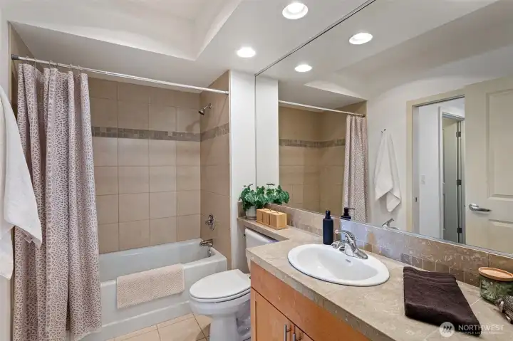 Spacious full bathroom Spacious full bathroom