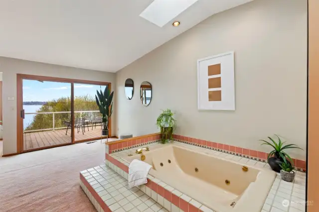 Relax in the jacuzzi and enjoy a Sound View