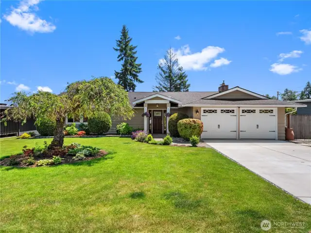 Welcome to this meticulously maintained single-family home, showcasing attractive prairie-style garage doors that enhance its distinctive exterior.