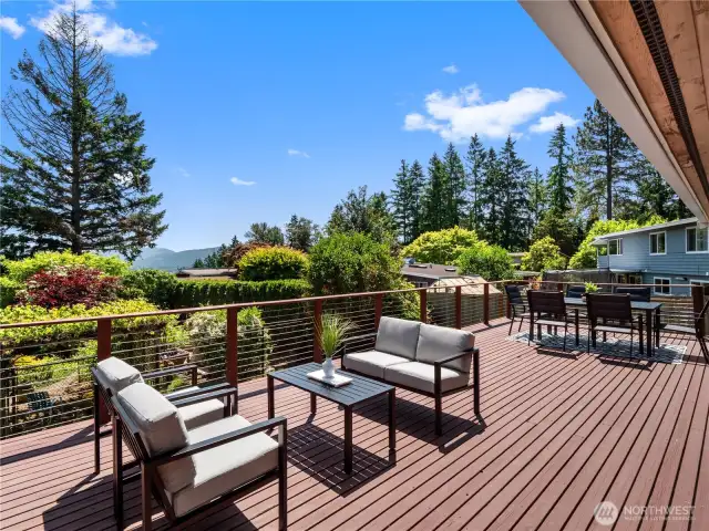 Extend your living experience outdoors to this magnificent and spacious Lake Sammamish view deck, designed for both leisure and entertaining.